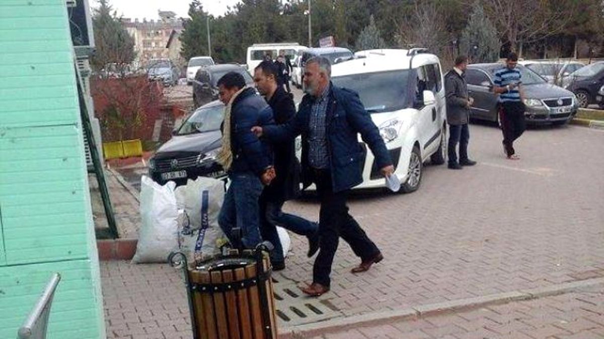 \'Berkin Elvan\' Pankartı Açan 7 Liseli Gözaltına Alındı