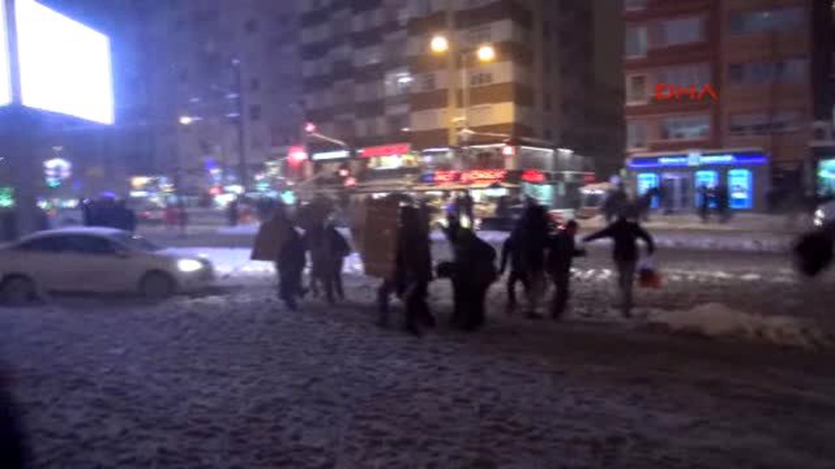 Eskişehir\'de Yüzlerce Genç Geleneksel \'Kartopu Savaşı\'na Katıldı