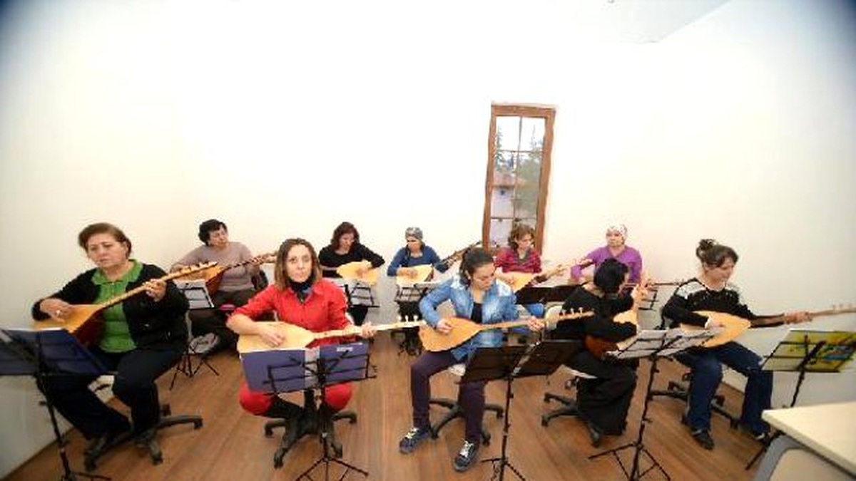 Ev Kadınları Saz ve Keman Çalmayı Öğreniyor