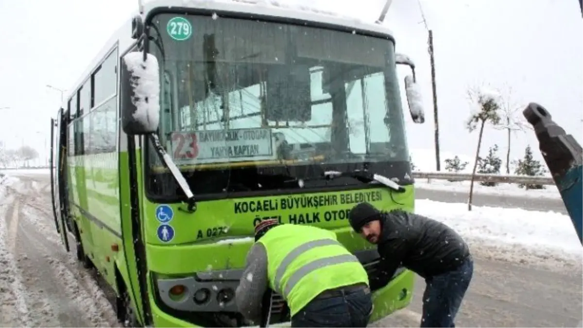 Halk Otobüsü Aydınlatma Direğine Çarptı