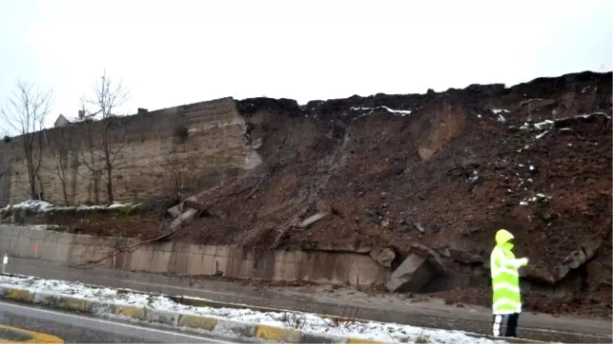 İstinat Duvarı Çökünce Yol Ulaşıma Kapandı