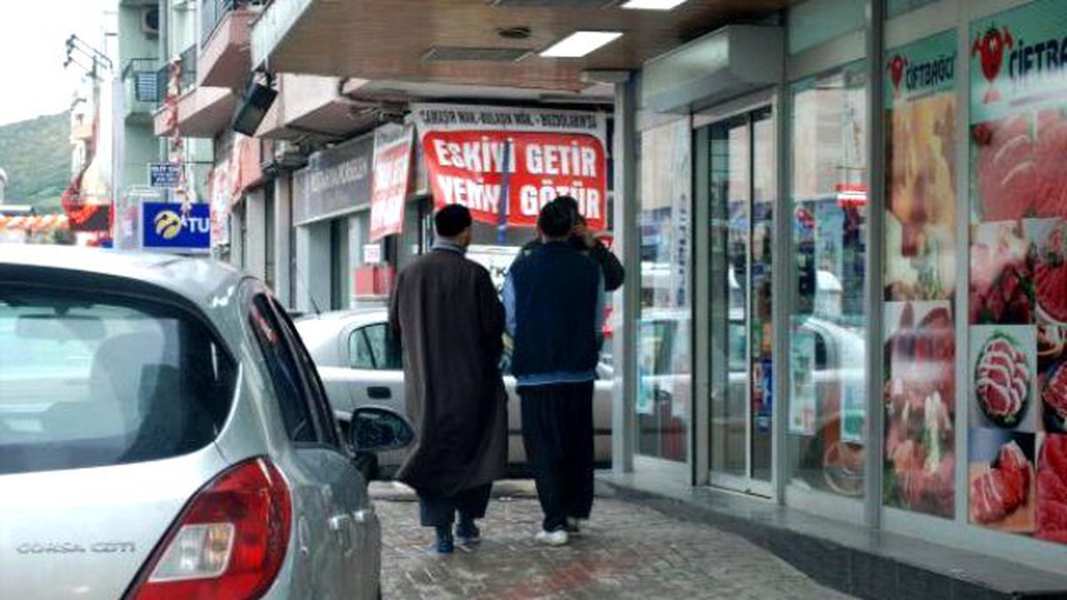 İzmir\'de, Sakallı Kişiler Yılbaşı Karşıtı Bildiri Dağıttı