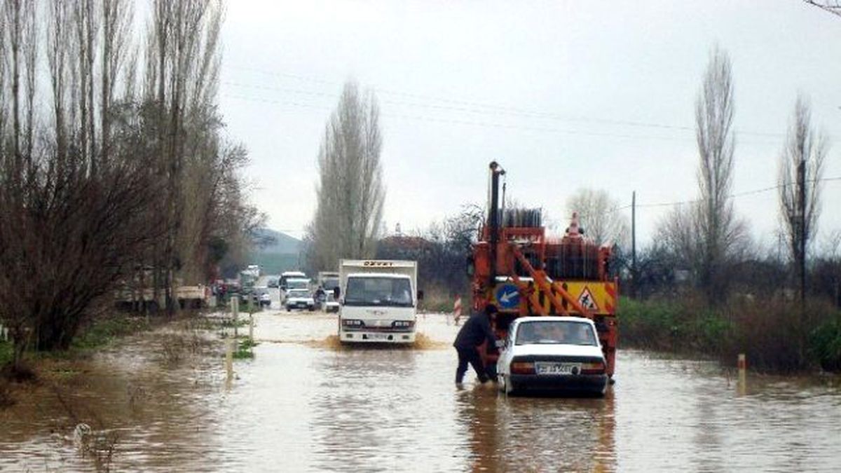 İzmir\'de Yollar Göle Döndü