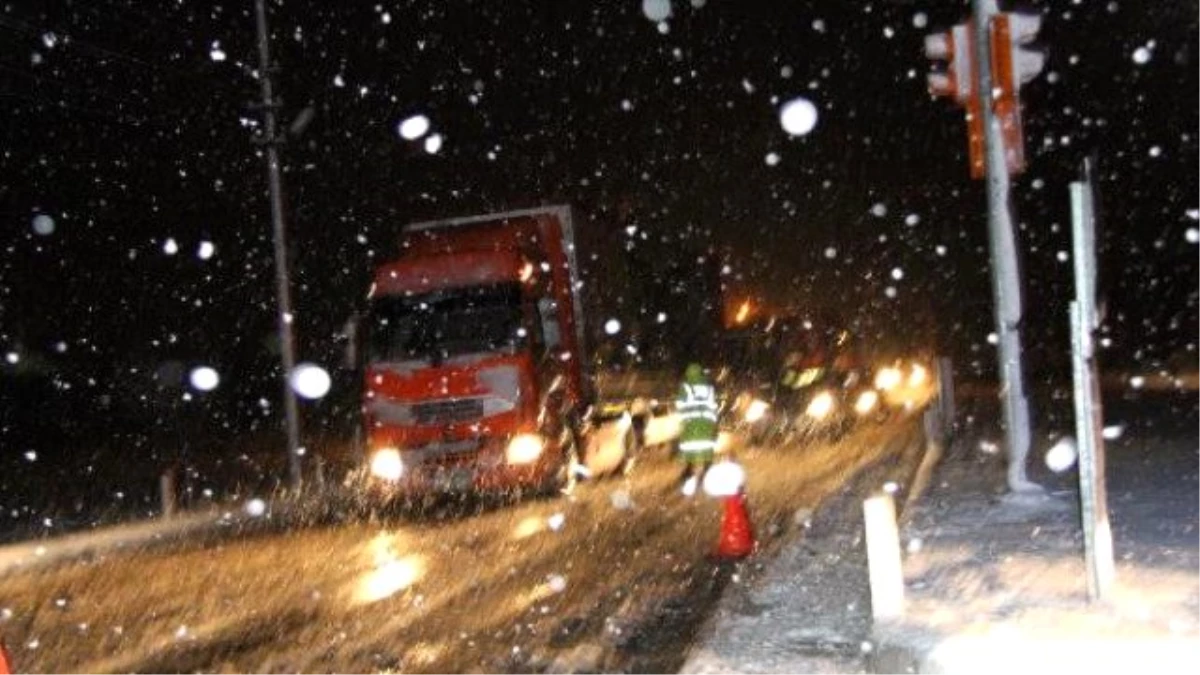 Kar Yolları Kapattı, Binlerce Sürücü Mahsur Kaldı