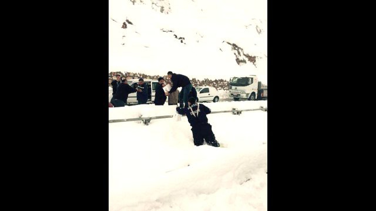Kar Yolları Kapattı, Binlerce Sürücü Mahsur Kaldı (4)