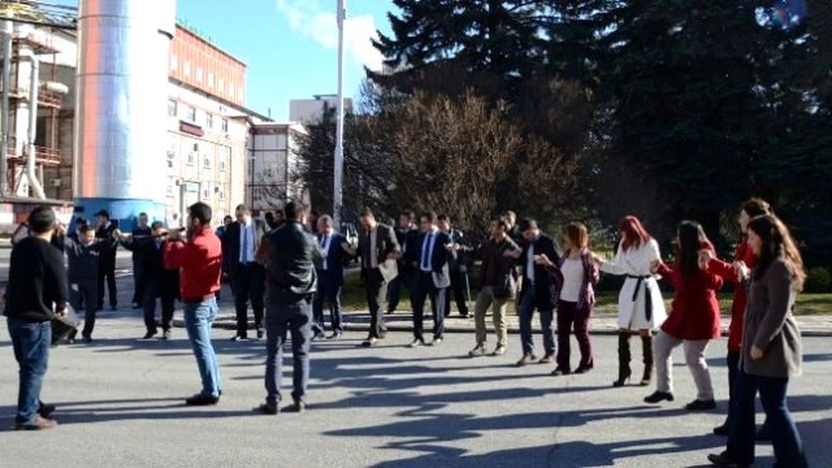 Kayseri Şeker\'de Faiz Yükünden Kurtuluş Davul Zurna Eşliğinde Halaylar Çekilerek Kutlandı