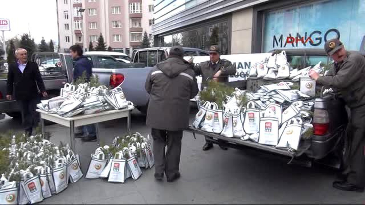Kayseri Yılbaşında Çam Kesilmemesi İçin Çam Fidanı Dağıttılar