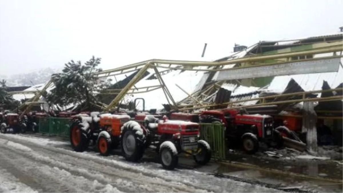 Kırkağaç\'ta Galericiler Sitesi Kardan Çöktü, Traktörler Hasar Gördü