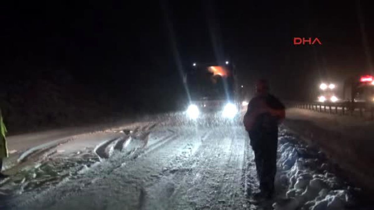 Kütahya\'da Kardan Kapanan Yolda Kalanlara Afad Ekipleri Yiyecek Dağıttı