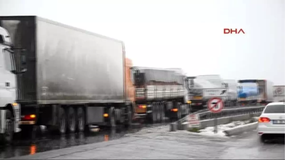 Manisa\'da Kar Nedeniyle Araçlar Yolda Kaldı