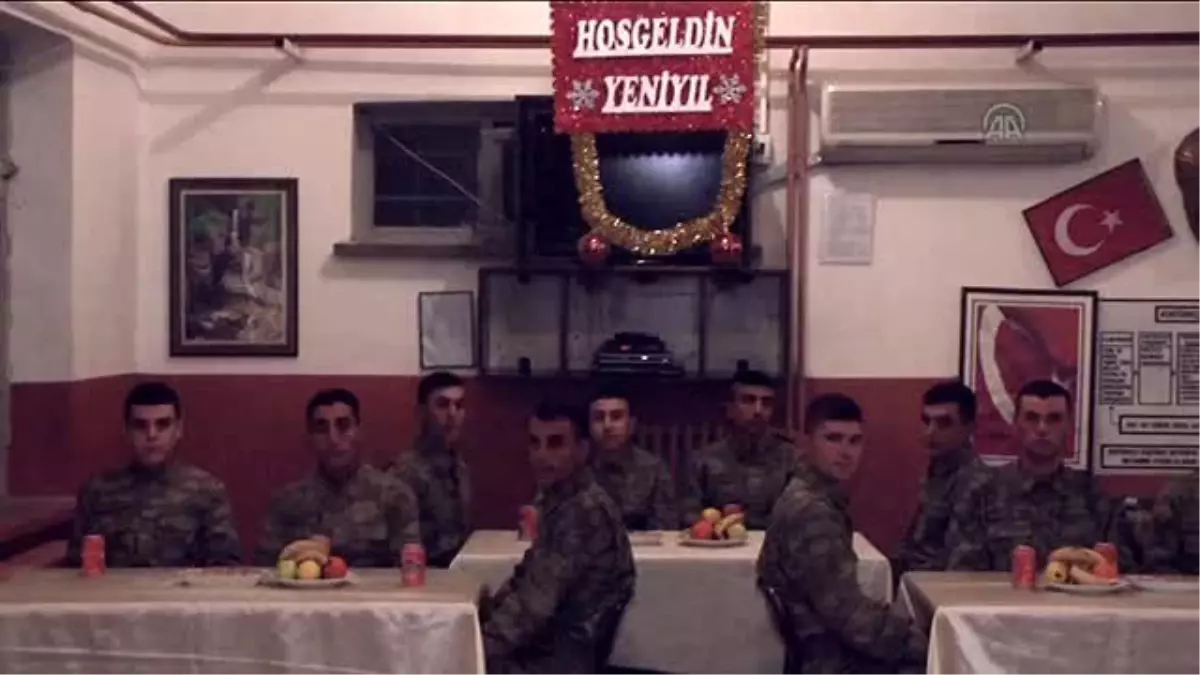 Mehmetçikten Sınırda Yılbaşı Kutlaması