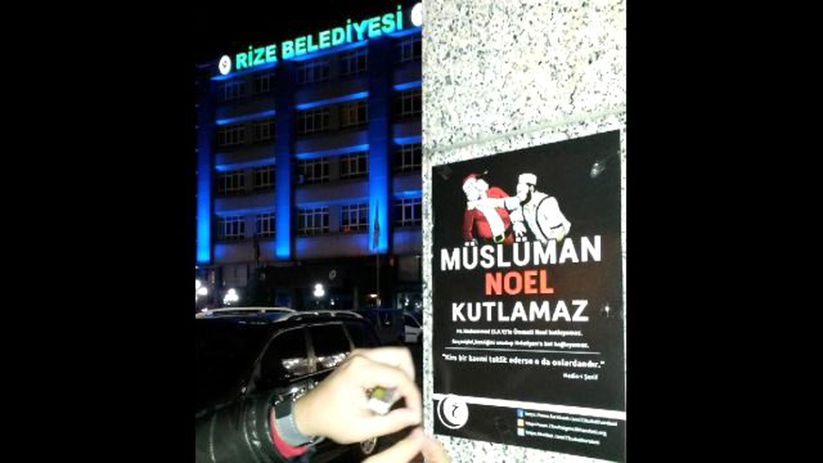 "Müslüman Noel Kutlamaz" Afişi Asan Şahsa Para Cezası
