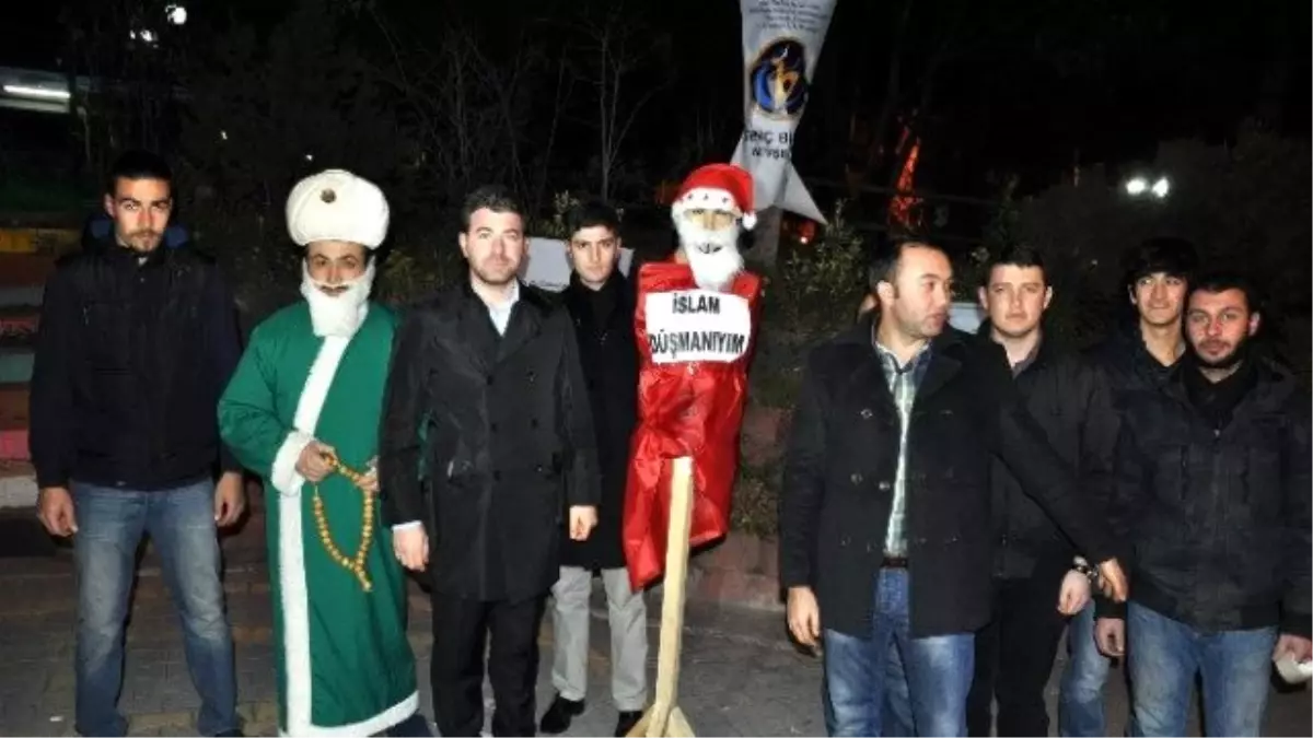 Nevşehirli Gençlerden "Noel Baba" Protestosu