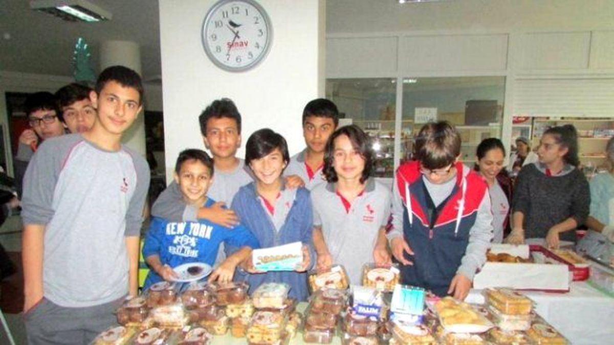 Öğrencilerinden Engelleri Kaldırmak İçin Kermes