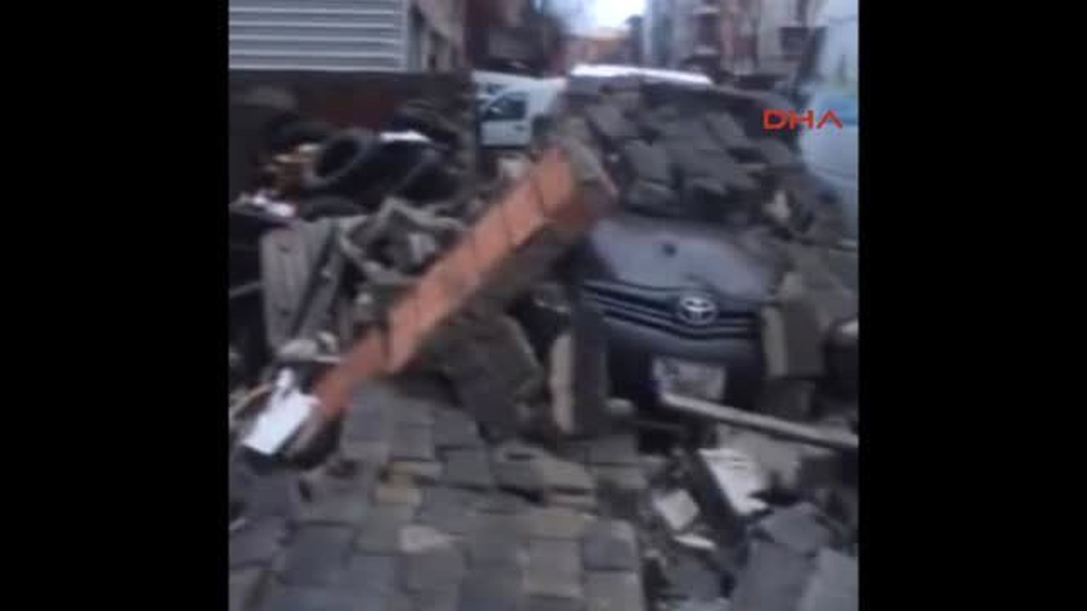 Fırtına, Sultangazi\'de İstinat Duvarını Yıktı