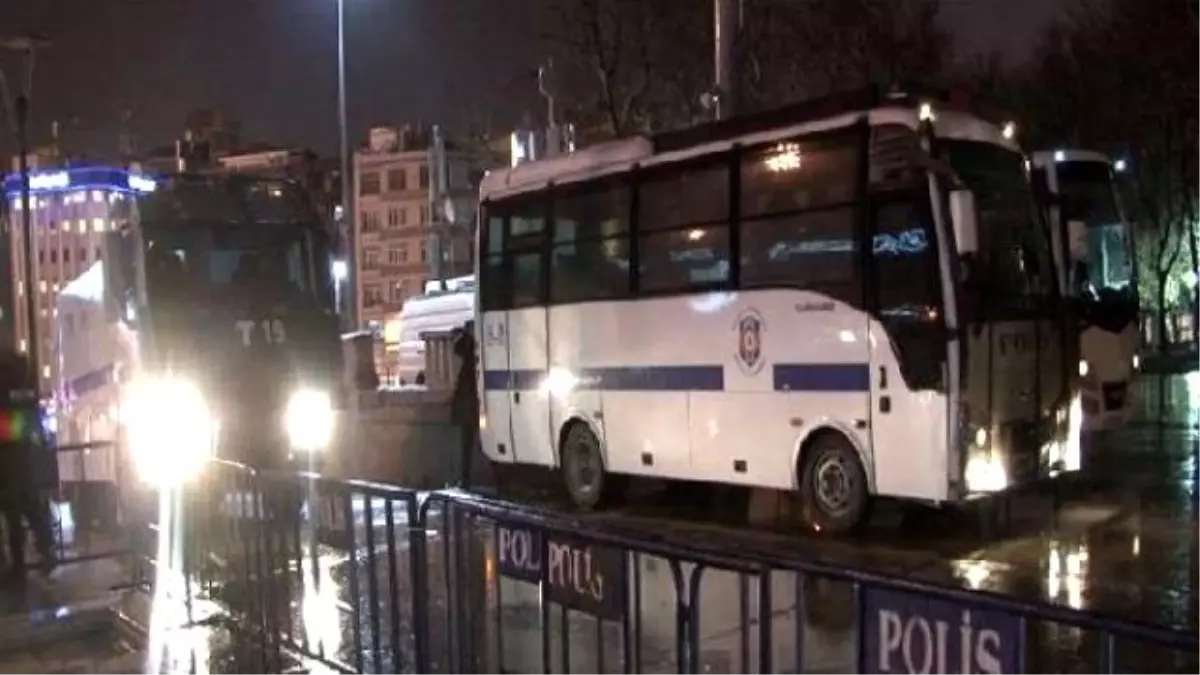 Taksim Meydanı\'nda Çevik Kuvvet Ekipleri Güvenlik Önlemi Aldı