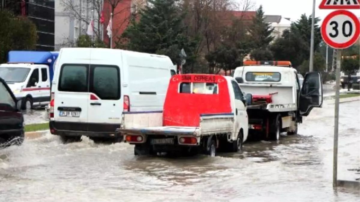 Tıkanan Mazgal Yolu Göle Çevirdi