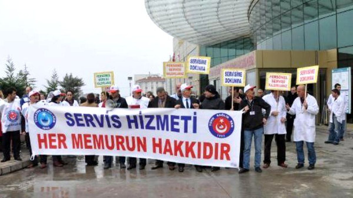 Trabzon\'da Hastane Önünde Servis Eylemi