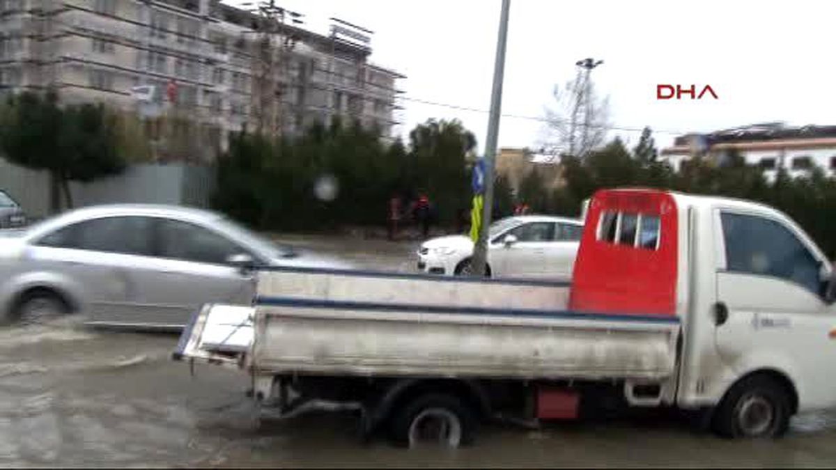Yol Göle Döndü, Sürücüler Zor Anlar Yaşadı