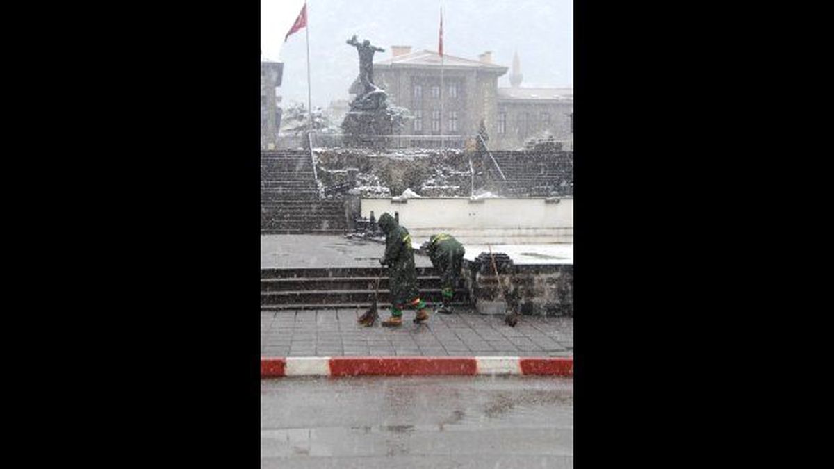 Afyonkarahisar\'da 2015\'in İlk Karı, Yılın İlk Gününde Yağdı