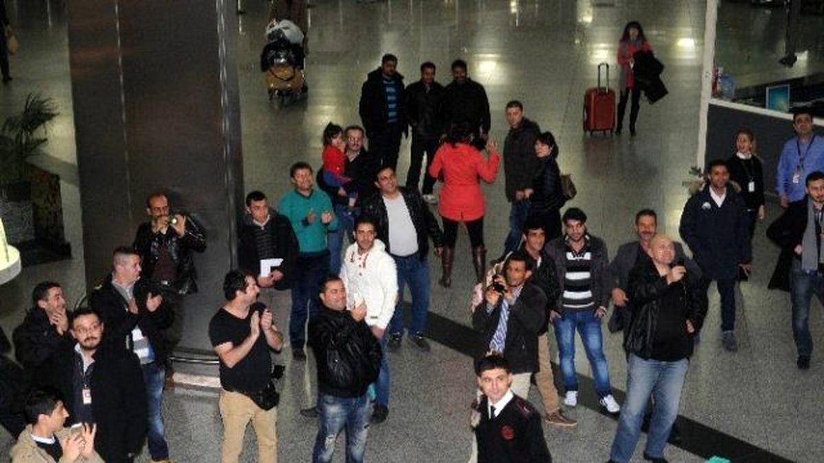 Alkolü Fazla Kaçıran Rus Yolcu Havalimanında Konser Verdi