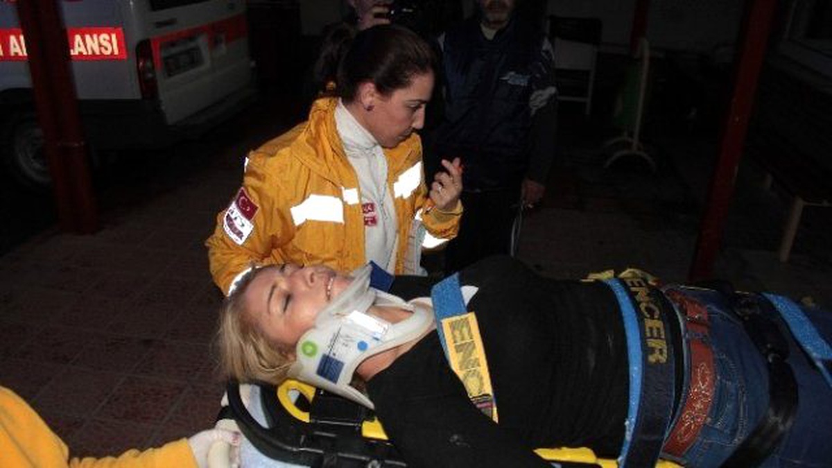 Asansör 3. Kattan Zemine Çakıldı: 5 Yaralı