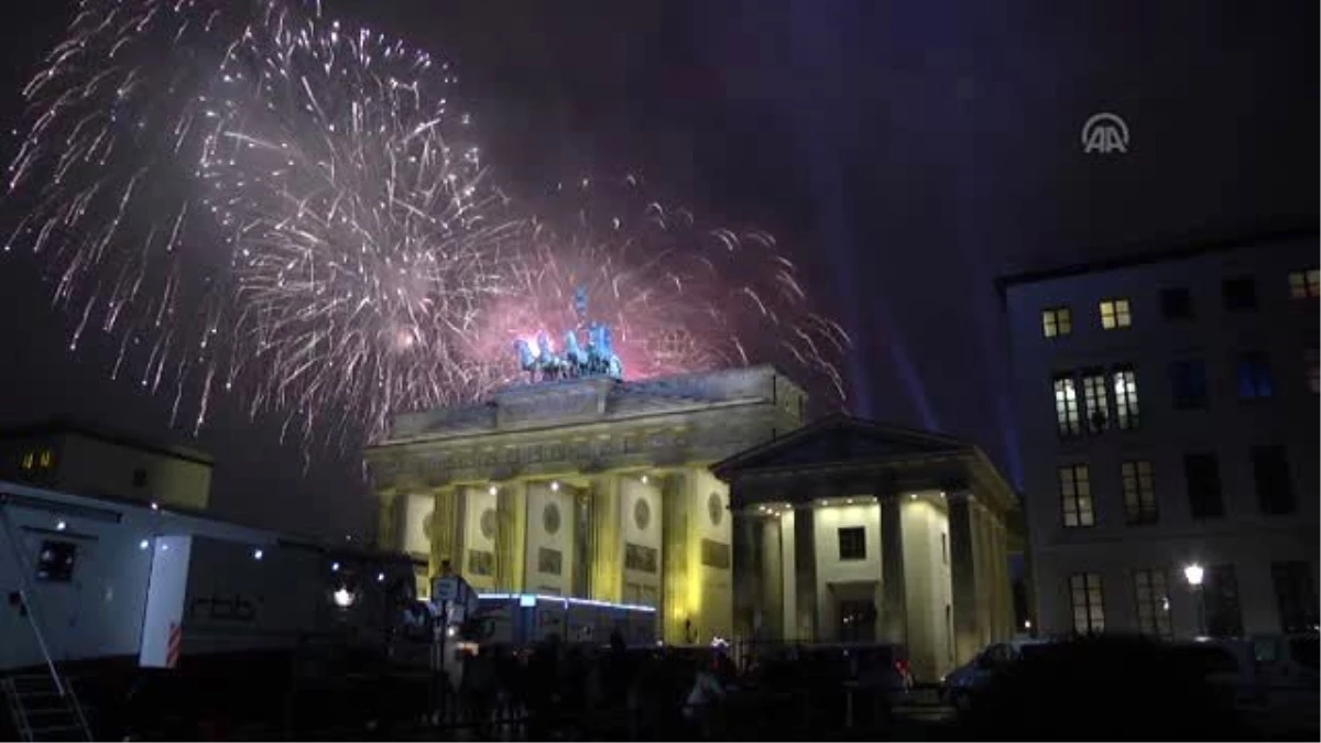 Berlin 2015\'e Havai Fişek Gösterisiyle Girdi