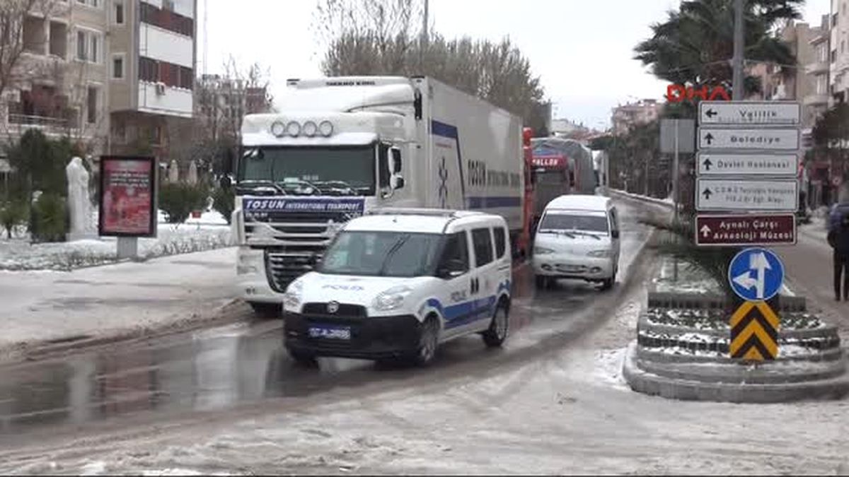 Bir Kilometrelik Araç Kuyruğu Oluştu