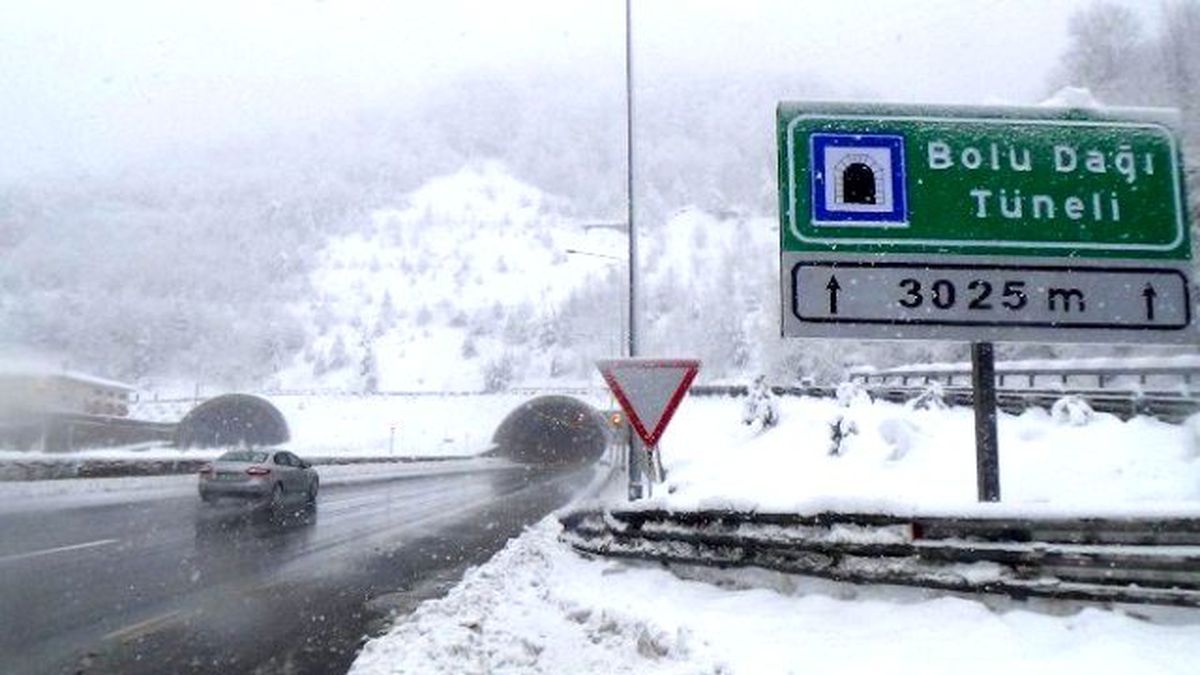 Bolu Dağı\'nda Kar Yağışı Devam Ediyor