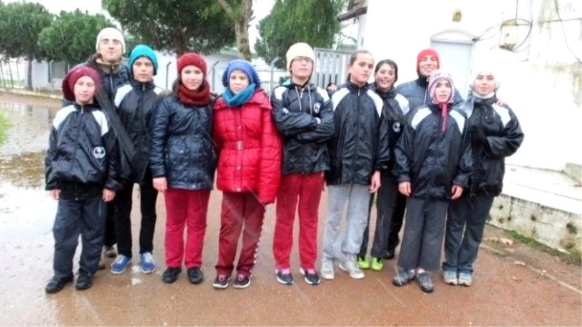 Burhaniyeli Sporcular Kar Yağışı Altında Antrenman Yaptı
