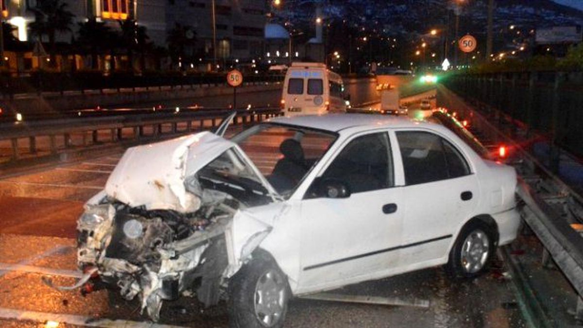 Bursa\'da Bariyerlere Çarpan Araç Ters Döndü: 1 Yaralı