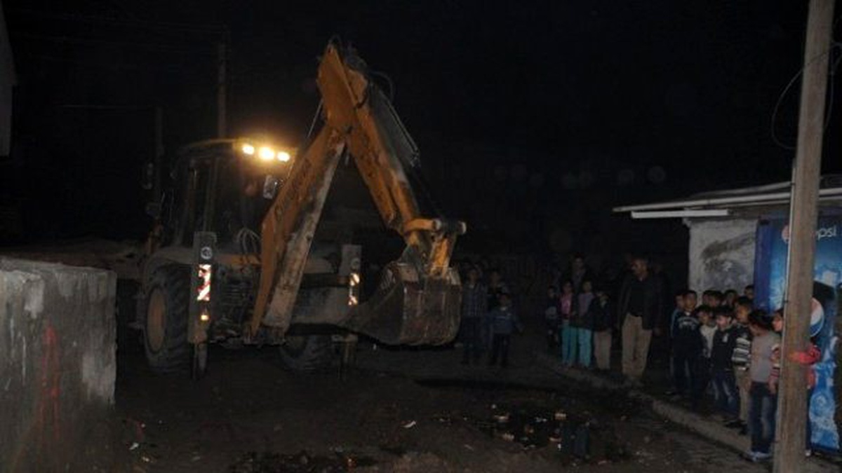 Cizre\'de Belediye Hendekleri Kapatmaya Başladı