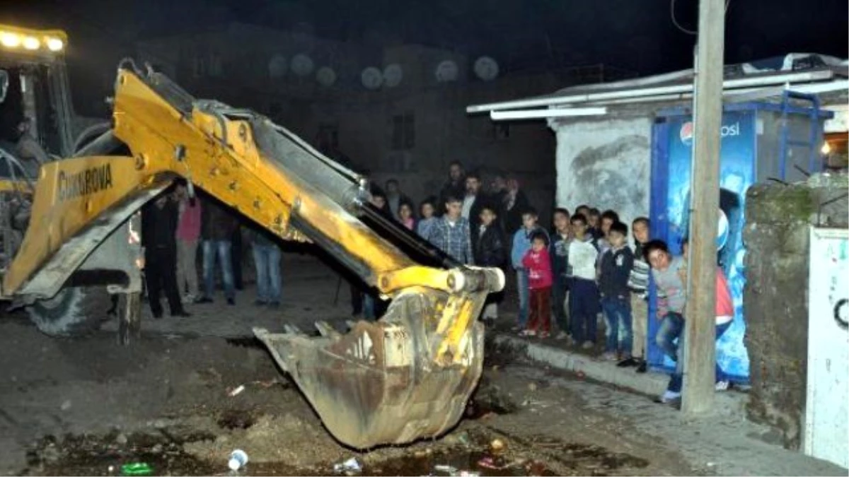 Cizre\'de Göstericilerin Kazdığı Hendekleri Belediye Kapatıyor