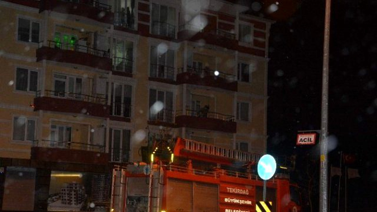Çorlu\'da Fırtına Çatıları Uçurdu