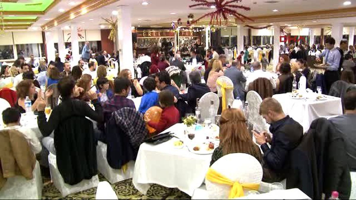 Diyarbakır\'da Bir Tarafta Halay, Bir Tarafta Olay