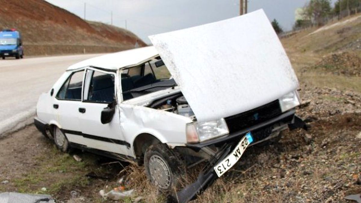 Elazığ\'da Virajı Alamayan Otomobil Takla Attı: 5 Yaralı