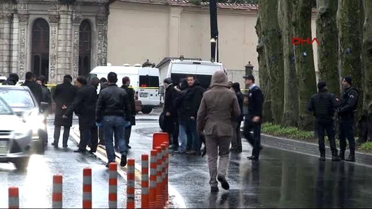 Etkisiz Hale Getirilen Saldırganın Üzerindeki Şüpheli Düzenekler Patlatılıyor