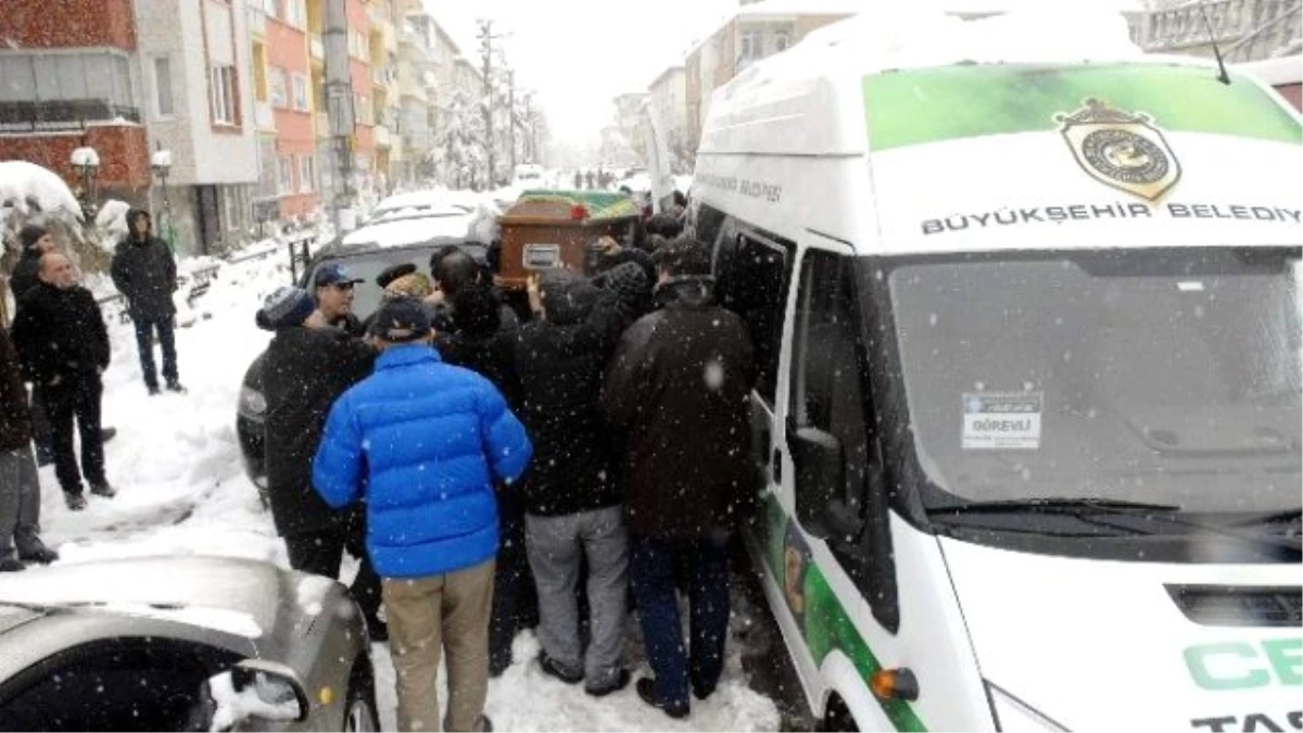 Evinde Ölü Bulunan Genç Cerrah Son Yolculuğuna Uğurlandı