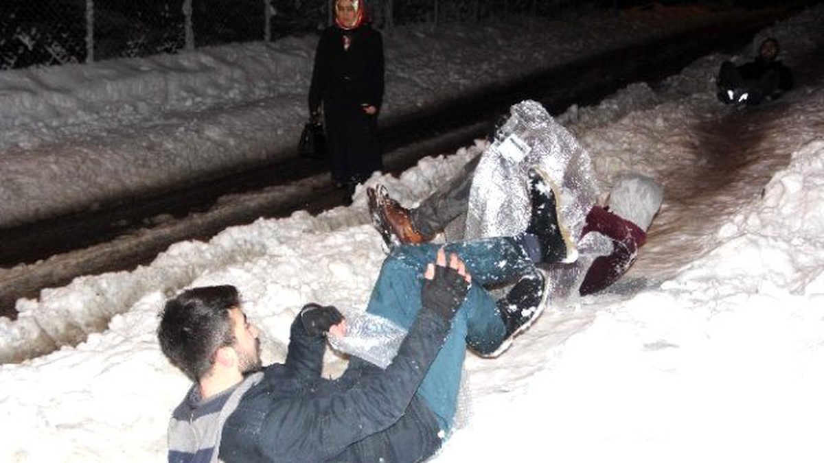 Gençler, Yeni Yıla Kayarak Girdiler