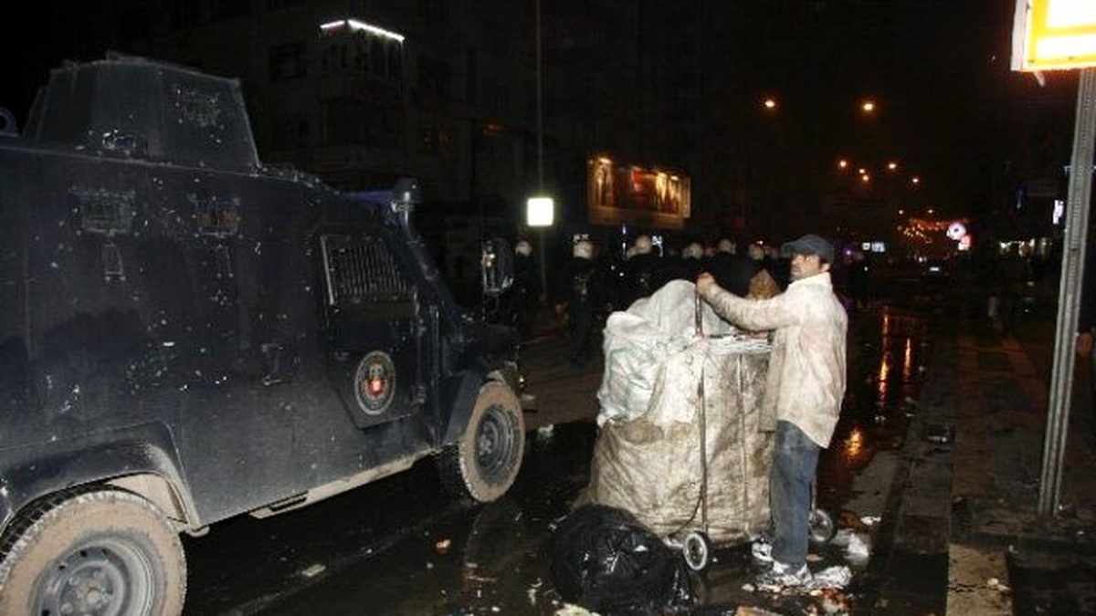 Gruplar Polise Saldırdı O Ekmeğinin Peşine Düştü