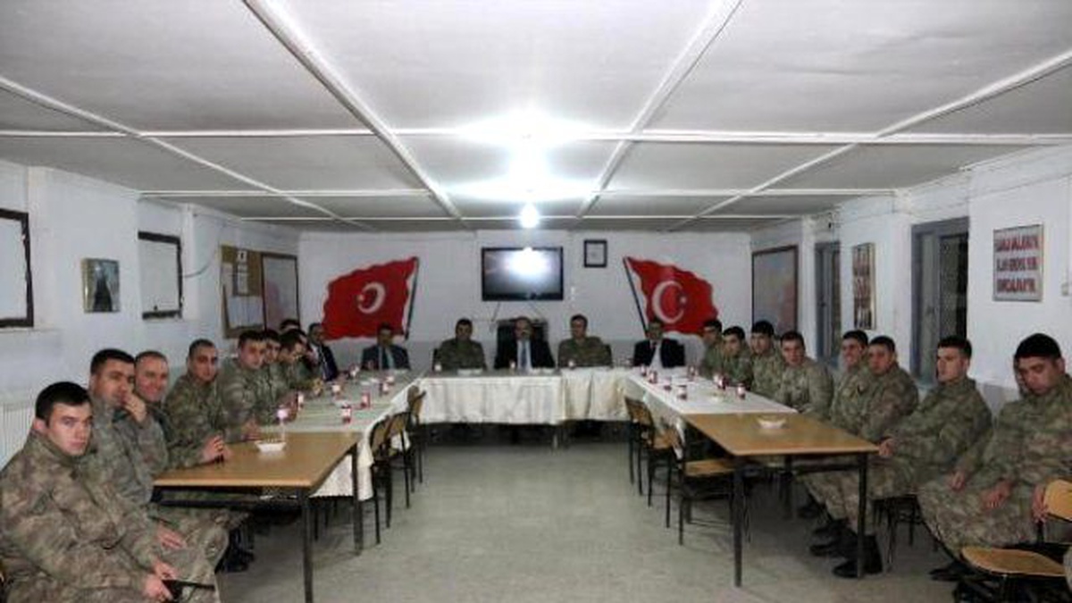Hakkari Valisi Yeni Yıla Mehmetçikle Girdi