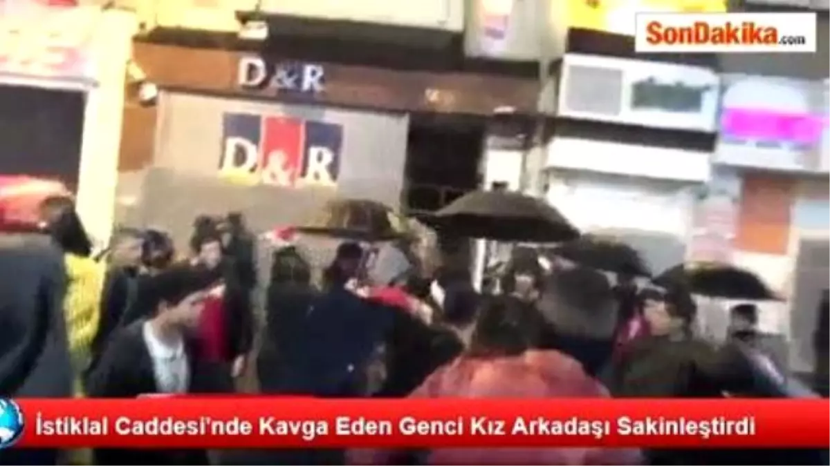 İstiklal Caddesi\'nde Kavga Eden Genci Kız Arkadaşı Sakinleştirdi