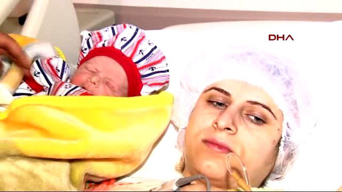 İzmir\'de Yeni Yılın İlk Bebeği \'Miraç\' Bebek Oldu