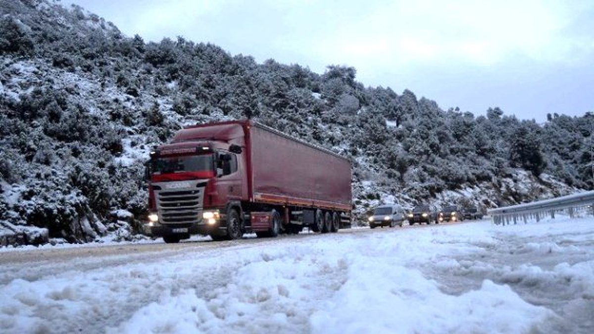 Kar Yağışı Fethiye-Antalya Yolunu Kapattı