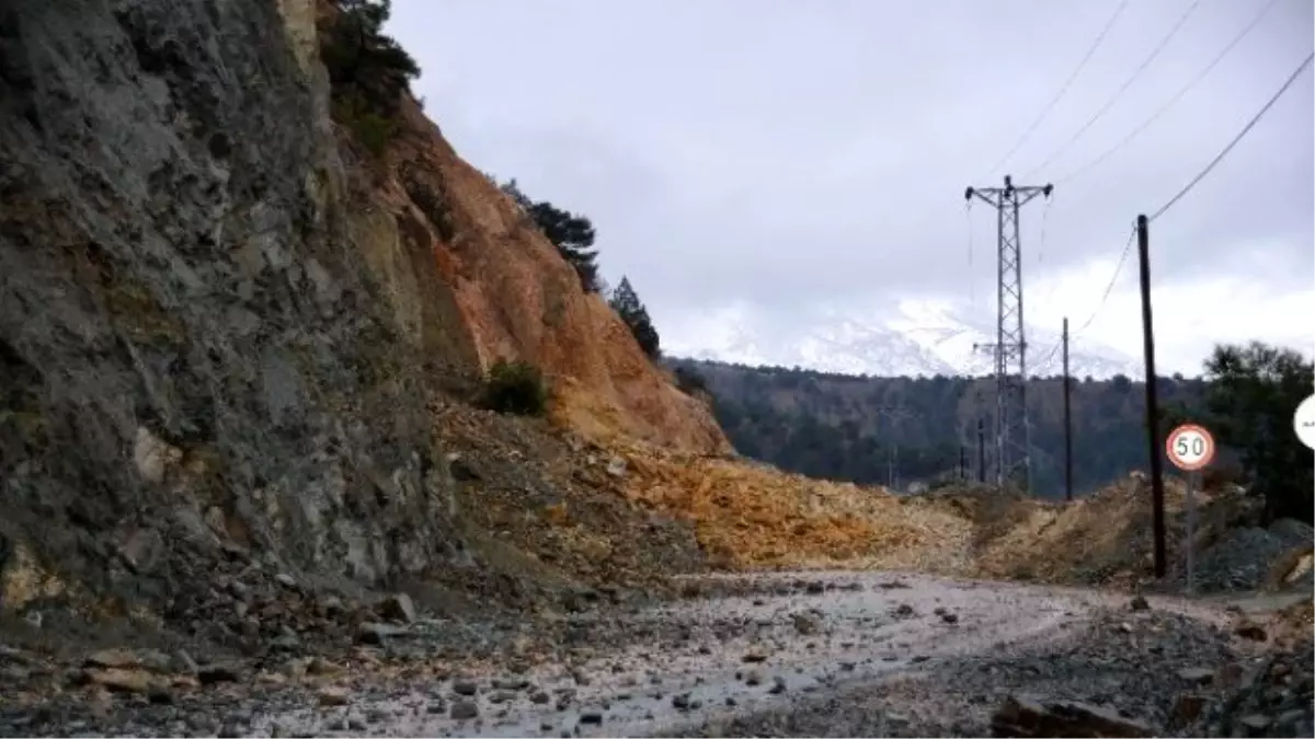 Kargı\'da Heyelan: 6 Köyle Ulaşım Kesildi