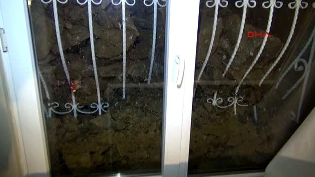 Eyüp\'te İstinat Duvarı Çöktü