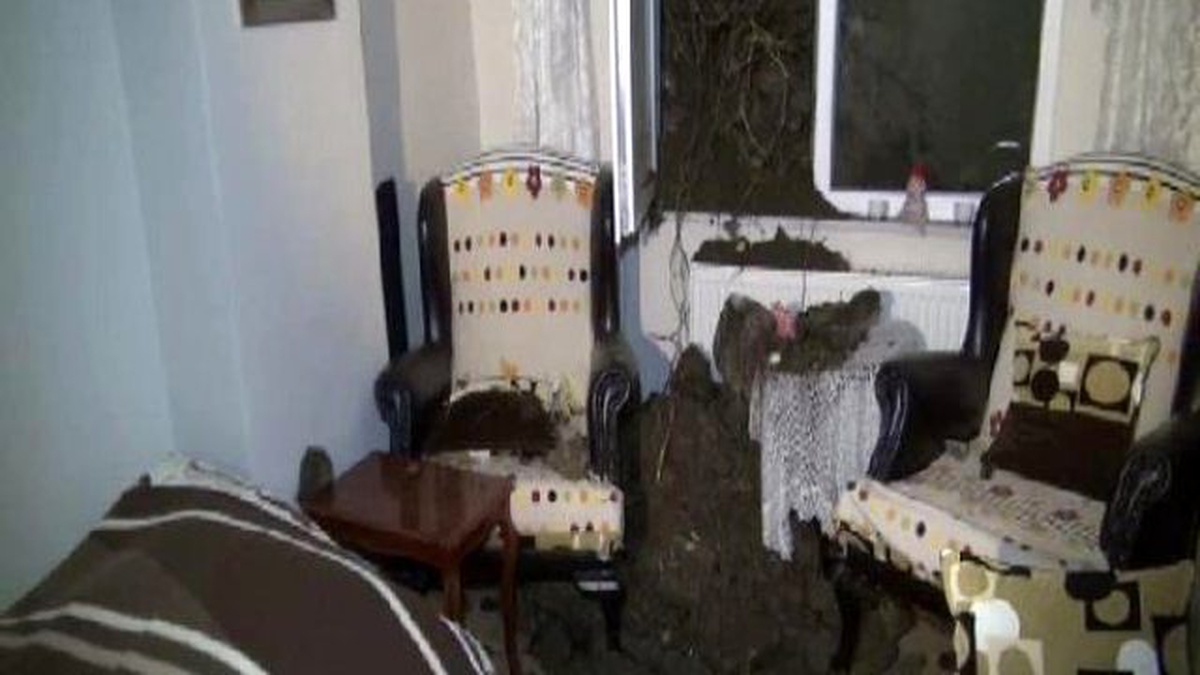 Eyüp\'te İstinat Duvarı Çöktü