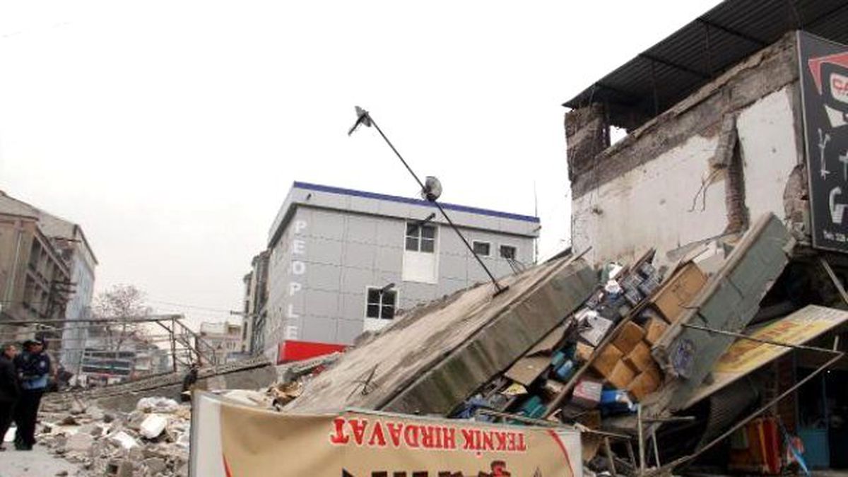 Kayseri\'de İki Katlı İşyeri Yıkıldı