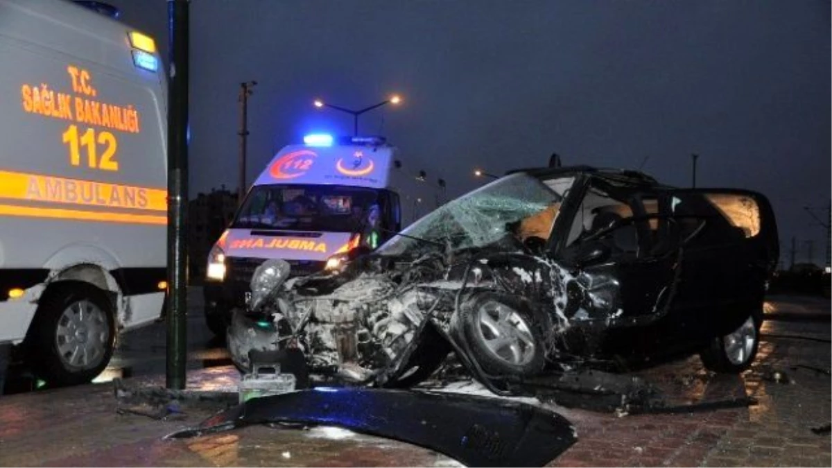 Konya\'da Otomobil Tramvaya Çarptı: 2 Yaralı