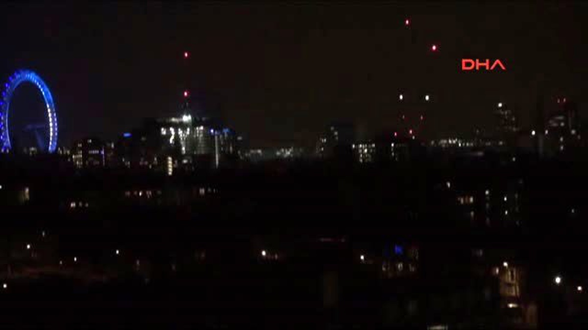 Londra\'da Havai Fişek Şöleni